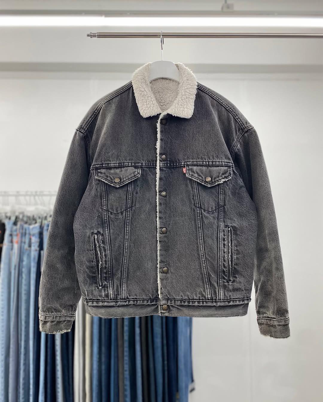 Photo shared by 서울데님 on November 14, 2025 tagging @seoul__denim. May be an image of jacket, coat and text.