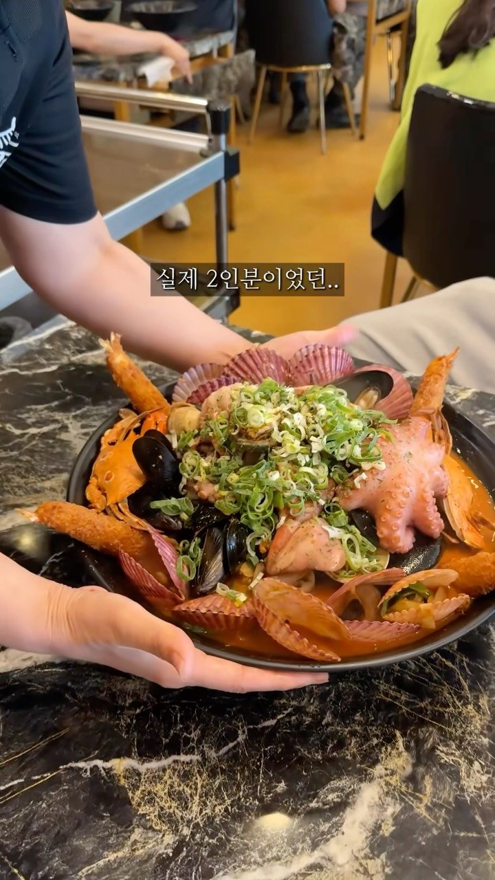seoul_foodstagram 게시물 이미지: 2인분이 뭔가 잘못된거같은..

서울에서 40분거리 양주에는
메뉴 하나만 주문해도...