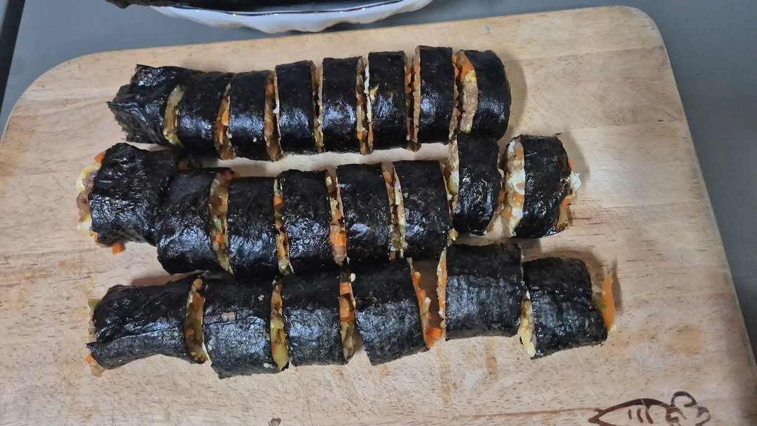 Photo by 행복은덤 on August 15, 2025. May be an image of sushi and text.