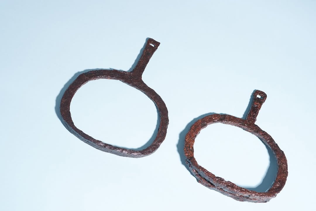 Photo by 한성백제박물관 on December 07, 2025. May be an image of jewelry, bangle, hairpin, copper and text.