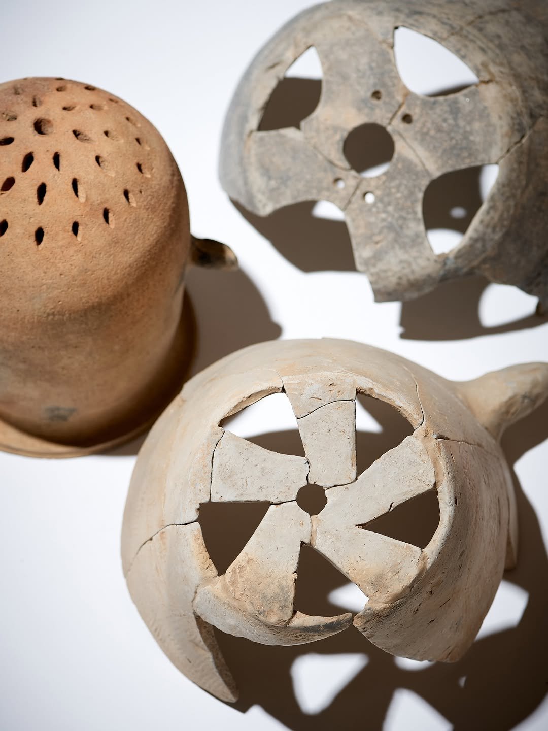 Photo by 한성백제박물관 on September 21, 2025. May be an image of pottery, jug and text.