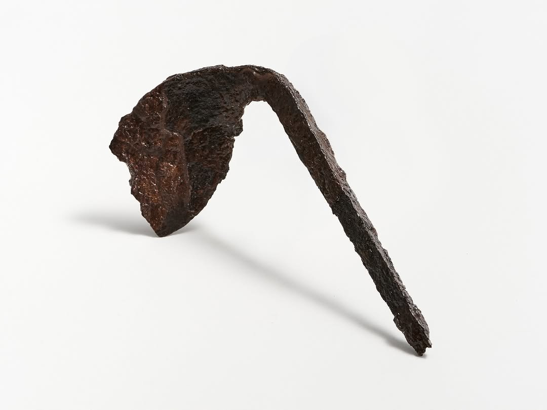 Photo by 한성백제박물관 in 한성백제박물관. May be an image of copper, sculpture, tongs and text.