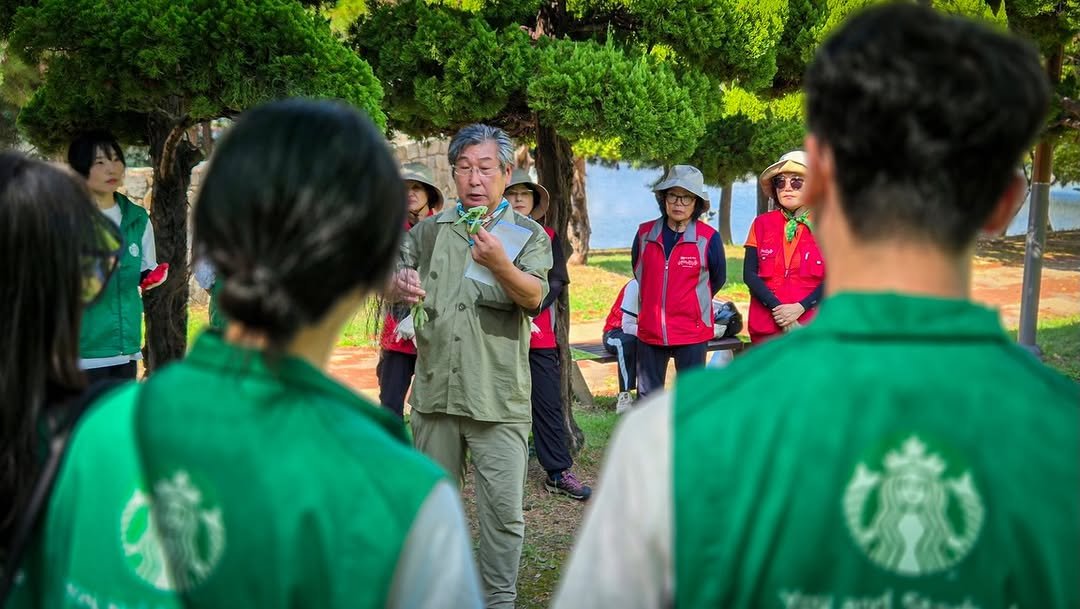 Photo shared by 서울그린트러스트 on December 15, 2025 tagging @starbuckskorea. May be an image of one or more people, outdoors and text.