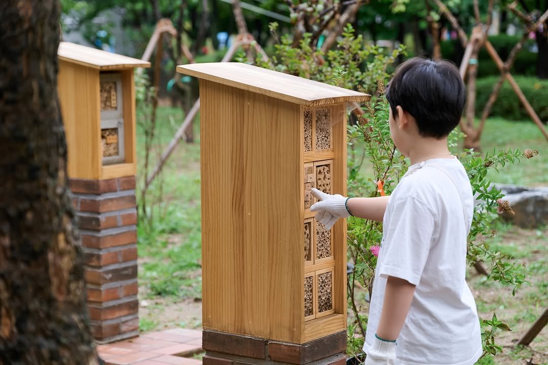 Photo shared by 서울그린트러스트 on September 24, 2025 tagging @seoulgreentrust, @porsche.korea, and @studio_choshinsung. May be an image of 1 person, birdhouse, bird feeder and text.