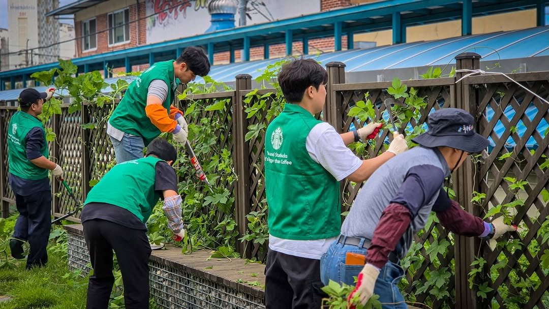 Photo shared by 서울그린트러스트 on December 18, 2025 tagging @starbuckskorea, @seoulgreentrust, and @gwangju_greenway. May be an image of one or more people, grass, tree and text.