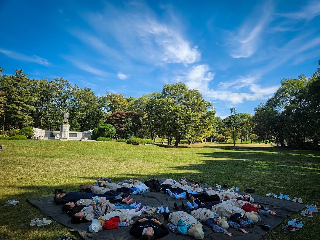 Photo by 서울그린트러스트 on November 13, 2025. May be an image of grave stone, grass, park, the Vietnam Veterans Memorial and text.