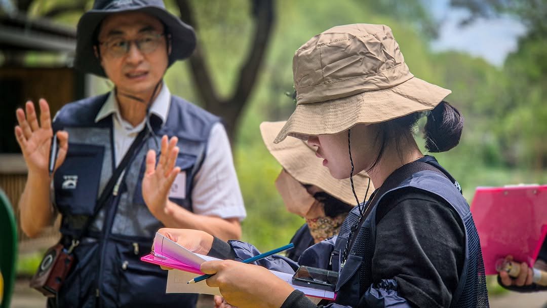 Photo shared by 서울그린트러스트 on September 16, 2025 tagging @seoul_children_grandpark, and @plusgarden.co.kr. May be an image of 2 people, portable cassette player, binoculars, camcorder, telescope and text.