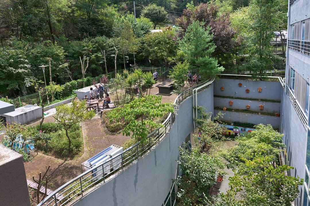 Photo by 서울그린트러스트 on September 23, 2025. May be an image of 2 people, plant, buildings and text.