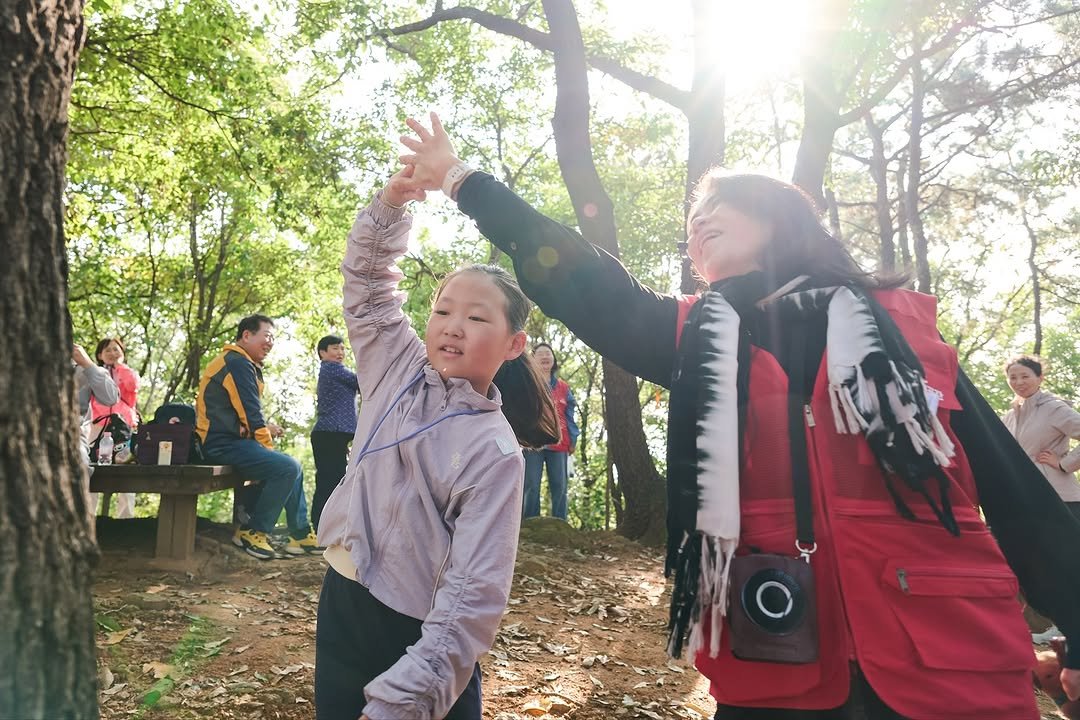 Photo shared by 서울그린트러스트 on November 03, 2025 tagging @seoulgreentrust, @airport.korea, and @yangcheon_gu. May be an image of child, park and text.