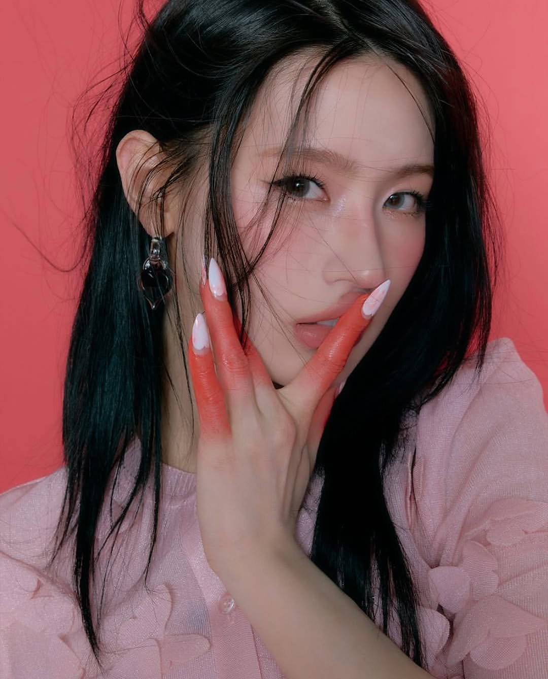 Photo shared by 김서울 Seoul Kim on October 27, 2025 tagging @i_dle_official, and @noodle.zip. May be an image of one or more people, hair, makeup and text.