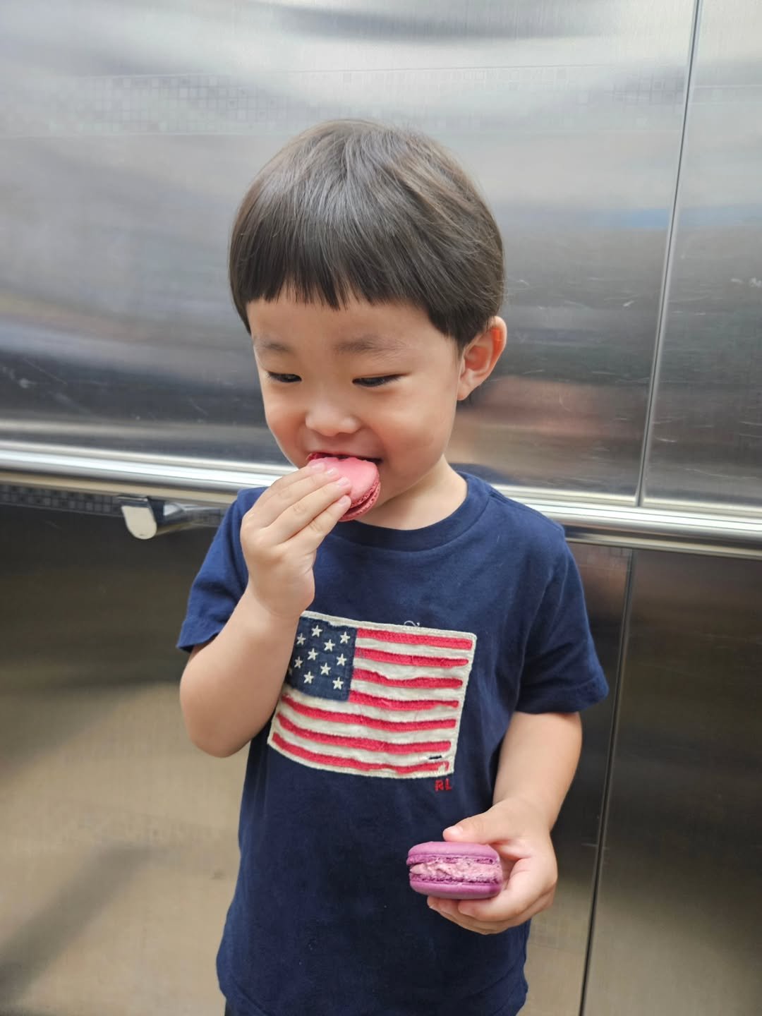 Photo by 🤍서우블리🤍 on August 01, 2025. May be an image of 1 person, baby, chewing bubblegum and text.