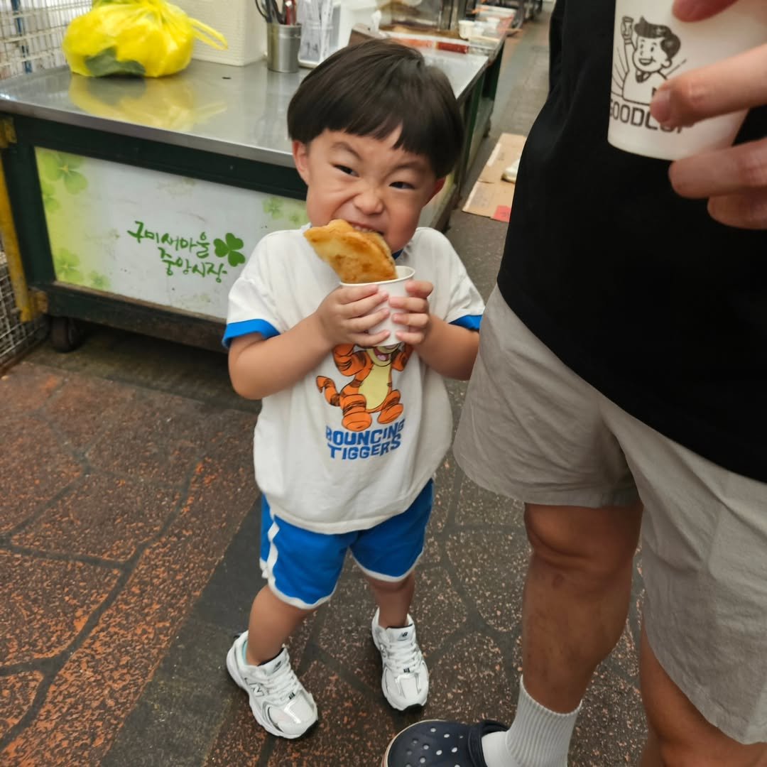 Photo by 🤍서우블리🤍 on August 16, 2025. May be an image of 2 people and text.