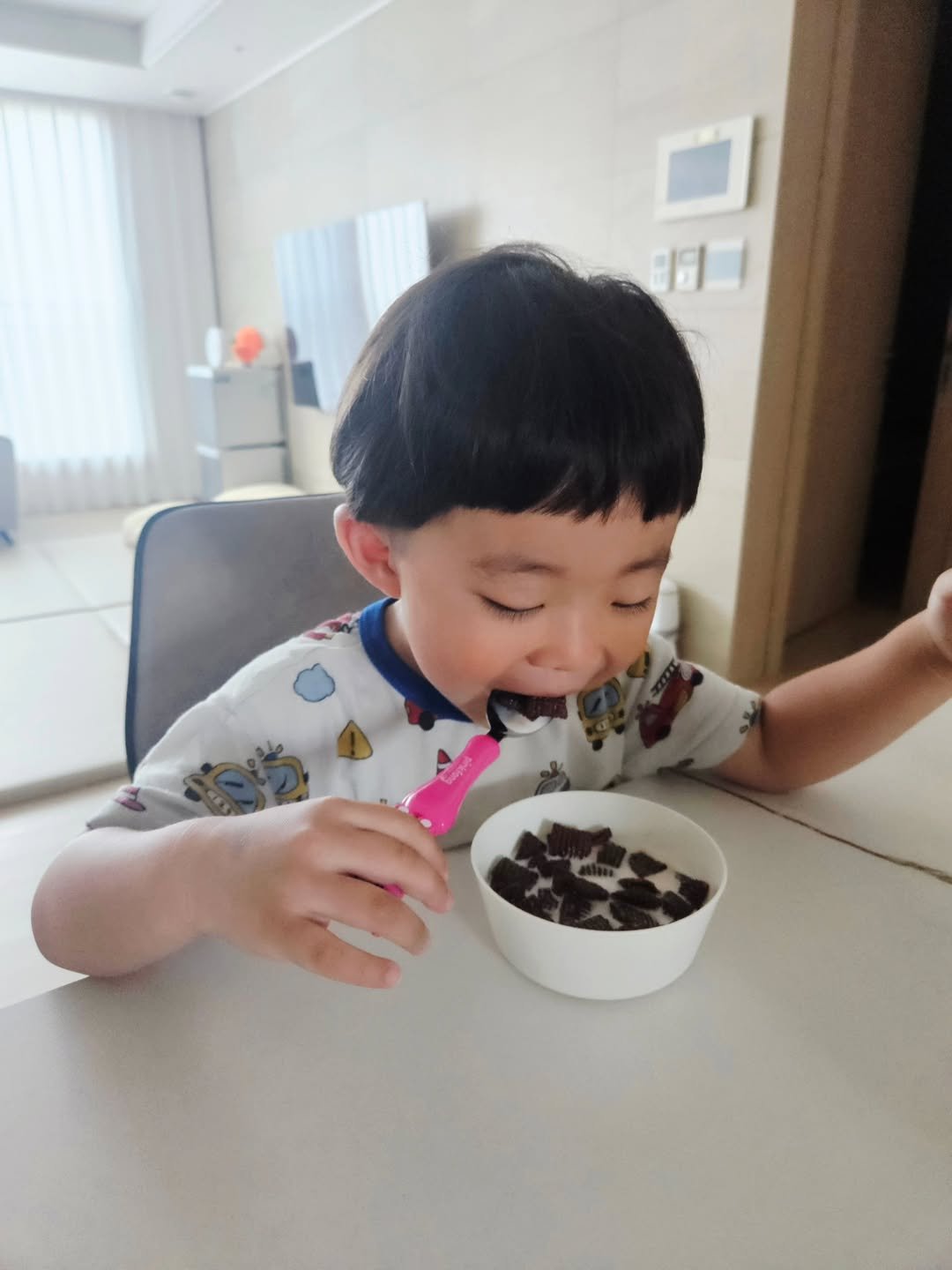 Photo by 🤍서우블리🤍 on August 13, 2025. May be an image of 1 person and ice cream.