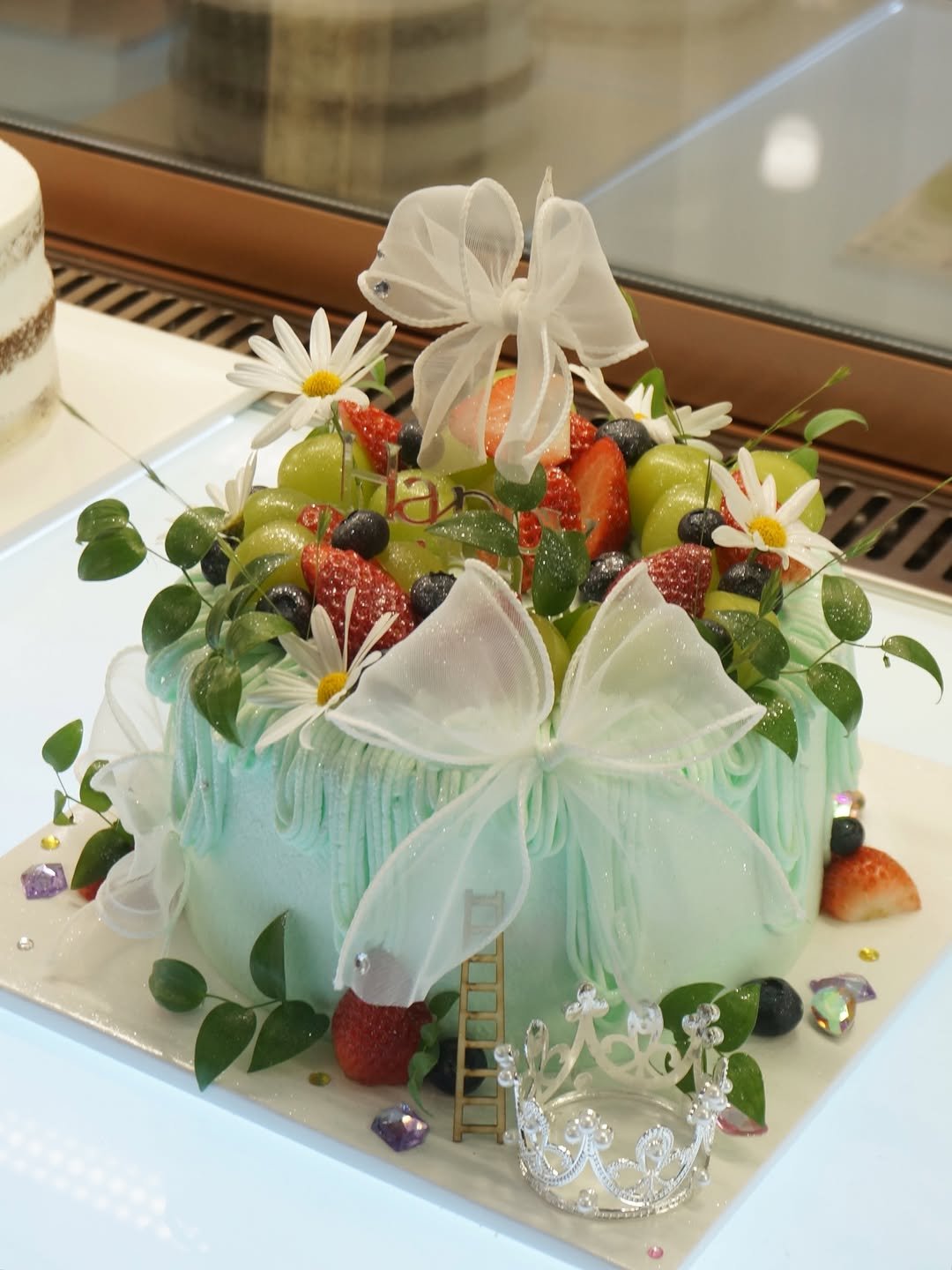 Photo shared by 세라케이크/어버이날케이크/크리스마스케이크/운정케이크/운정카페/파주케이크/플라워케이크 on February 22, 2026 tagging @sera_cake_. May be an image of strawberry, wedding cake, fruitcake and text.