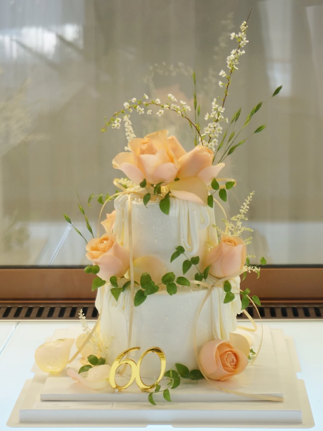 Photo shared by 세라케이크/어버이날케이크/크리스마스케이크/운정케이크/운정카페/파주케이크/플라워케이크 on March 22, 2026 tagging @sera_cake_. May be an image of wedding cake, prairie gentian and text.