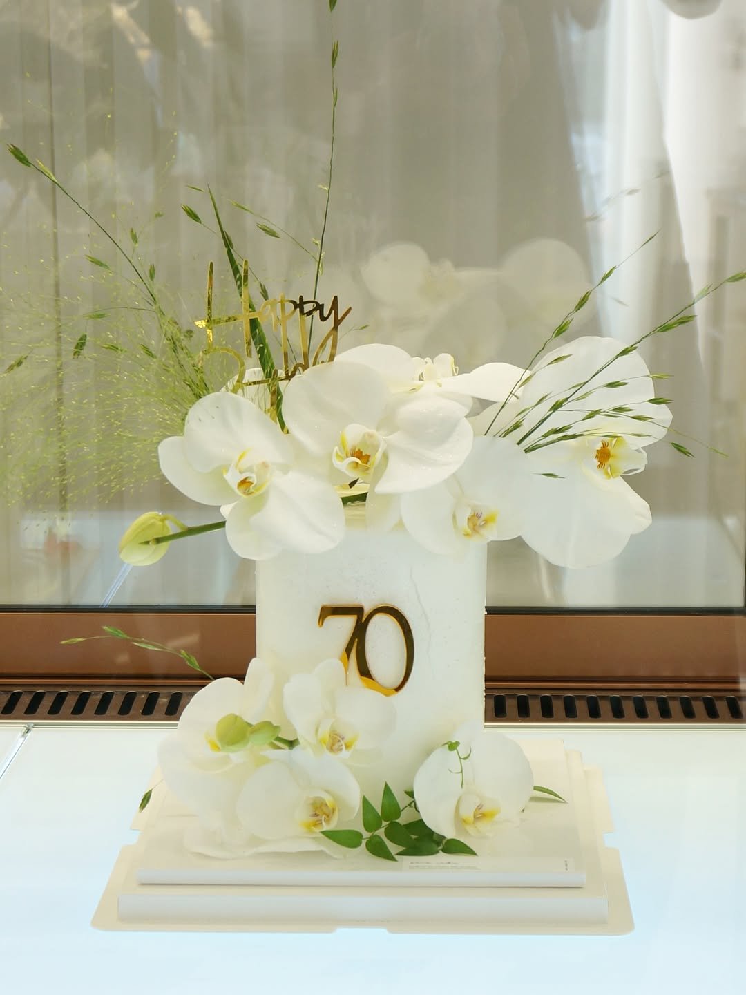 Photo shared by 세라케이크/어버이날케이크/크리스마스케이크/운정케이크/운정카페/파주케이크/플라워케이크 on November 11, 2025 tagging @sera_cake_. May be an image of wedding cake, flower arrangement, prairie gentian, baby's-breath and text.