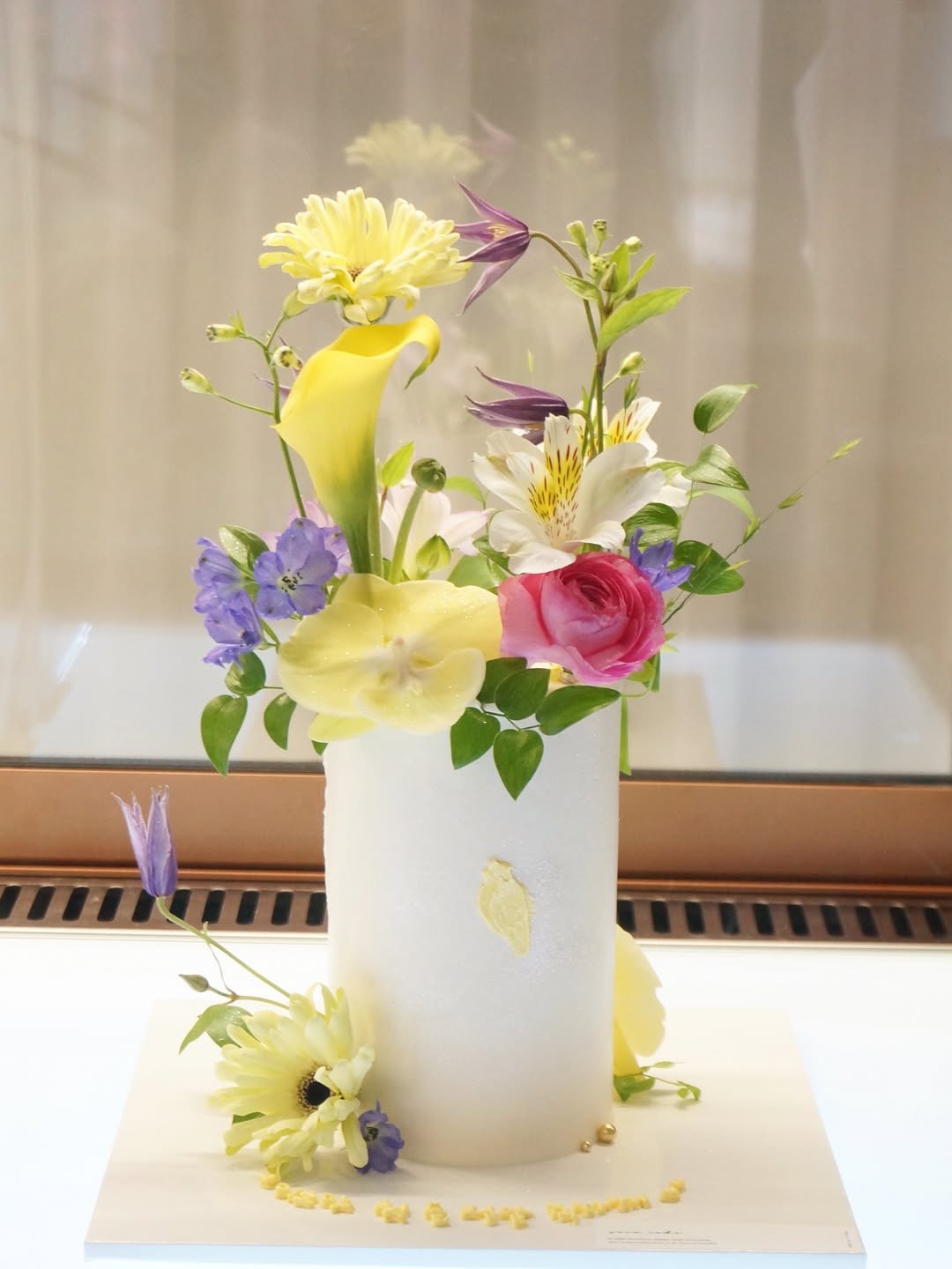 Photo shared by 세라케이크/어버이날케이크/크리스마스케이크/운정케이크/운정카페/파주케이크/플라워케이크 on April 12, 2026 tagging @sera_cake_. May be an image of flower arrangement, prairie gentian, toad lily, balloon flower, lily of the Nile, ivy, carnation, lily and text.