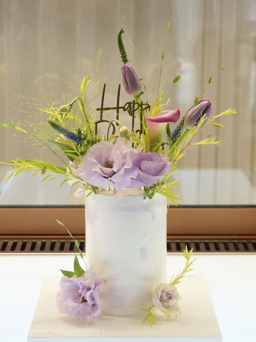 Photo shared by 세라케이크/어버이날케이크/크리스마스케이크/운정케이크/운정카페/파주케이크/플라워케이크 on September 14, 2025 tagging @sera_cake_. May be an image of wedding cake, flower arrangement, prairie gentian and text.