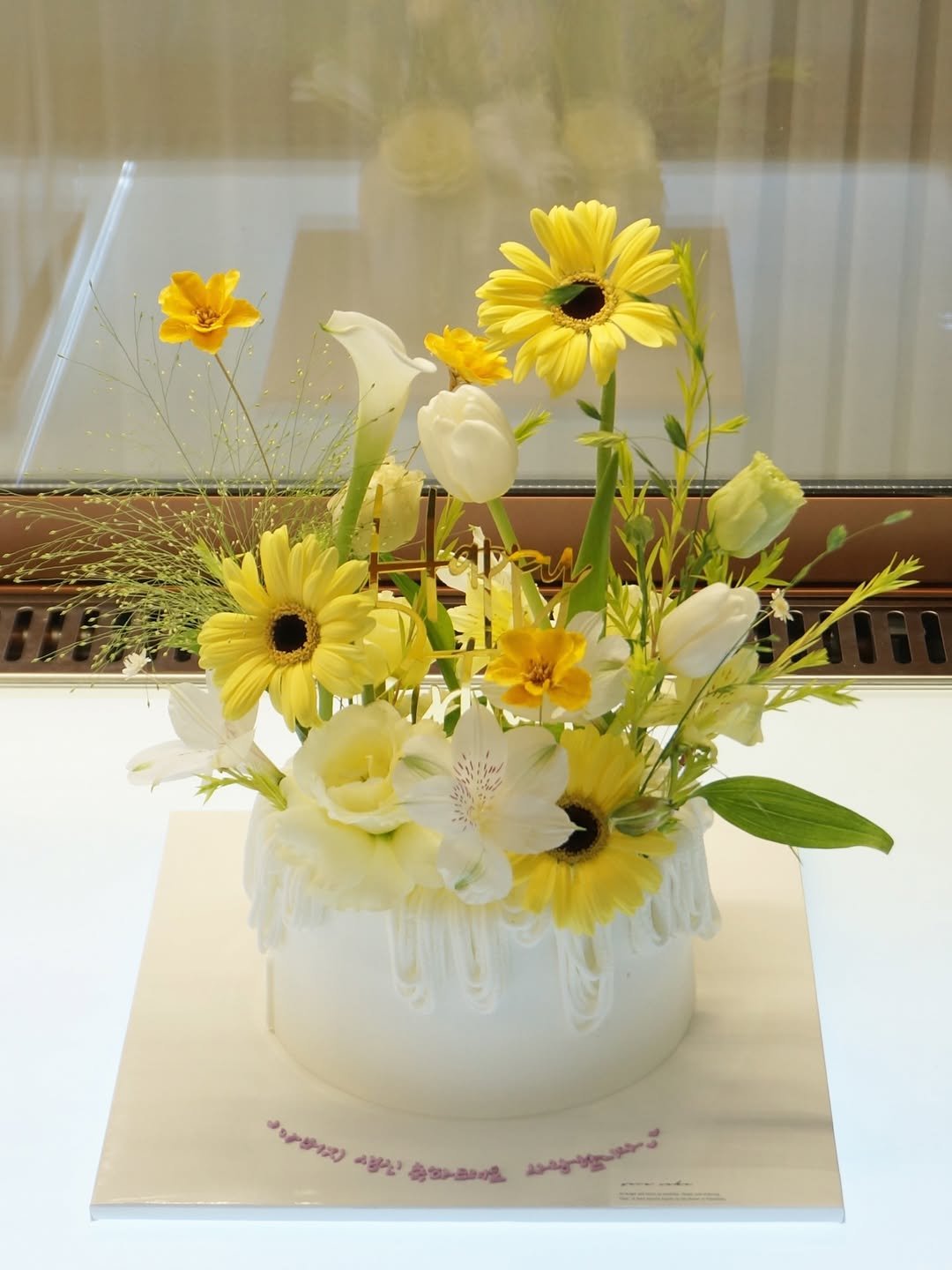 Photo shared by 세라케이크/어버이날케이크/크리스마스케이크/운정케이크/운정카페/파주케이크/플라워케이크 on September 15, 2025 tagging @sera_cake_. May be an image of wedding cake, flower arrangement, prairie gentian, peony, white lily, lily and text.