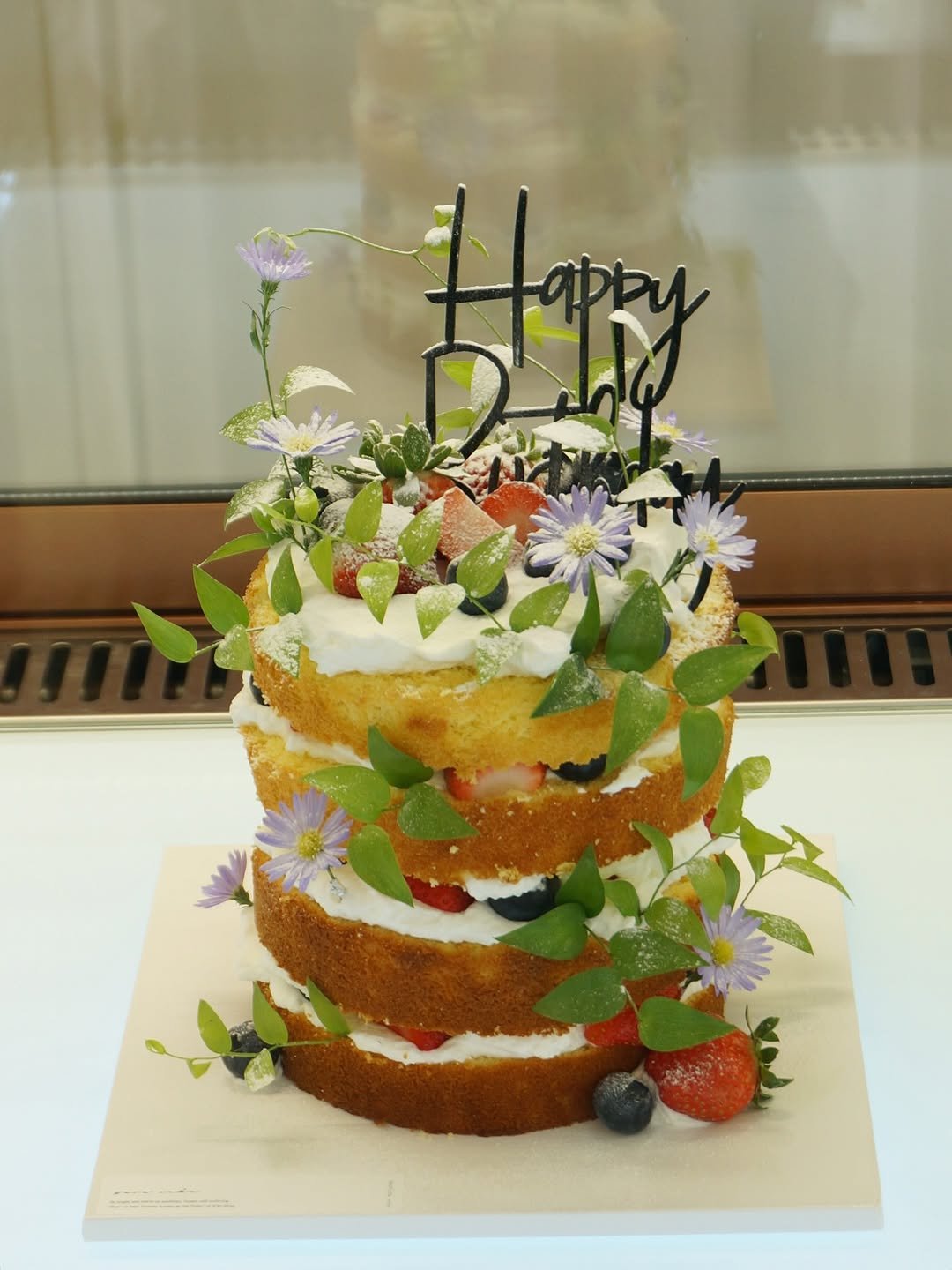 Photo shared by 세라케이크/어버이날케이크/크리스마스케이크/운정케이크/운정카페/파주케이크/플라워케이크 on October 27, 2025 tagging @sera_cake_. May be an image of wedding cake, chiffon cake, strawberry, fruitcake and text.