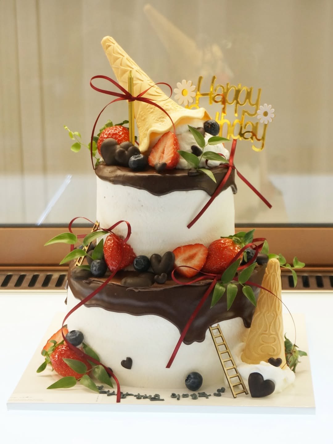 Photo by 세라케이크/어버이날케이크/크리스마스케이크/운정케이크/운정카페/파주케이크/플라워케이크 on December 13, 2025. May be an image of strawberry, wedding cake, ice cream, fruitcake, chocolate cake and text.