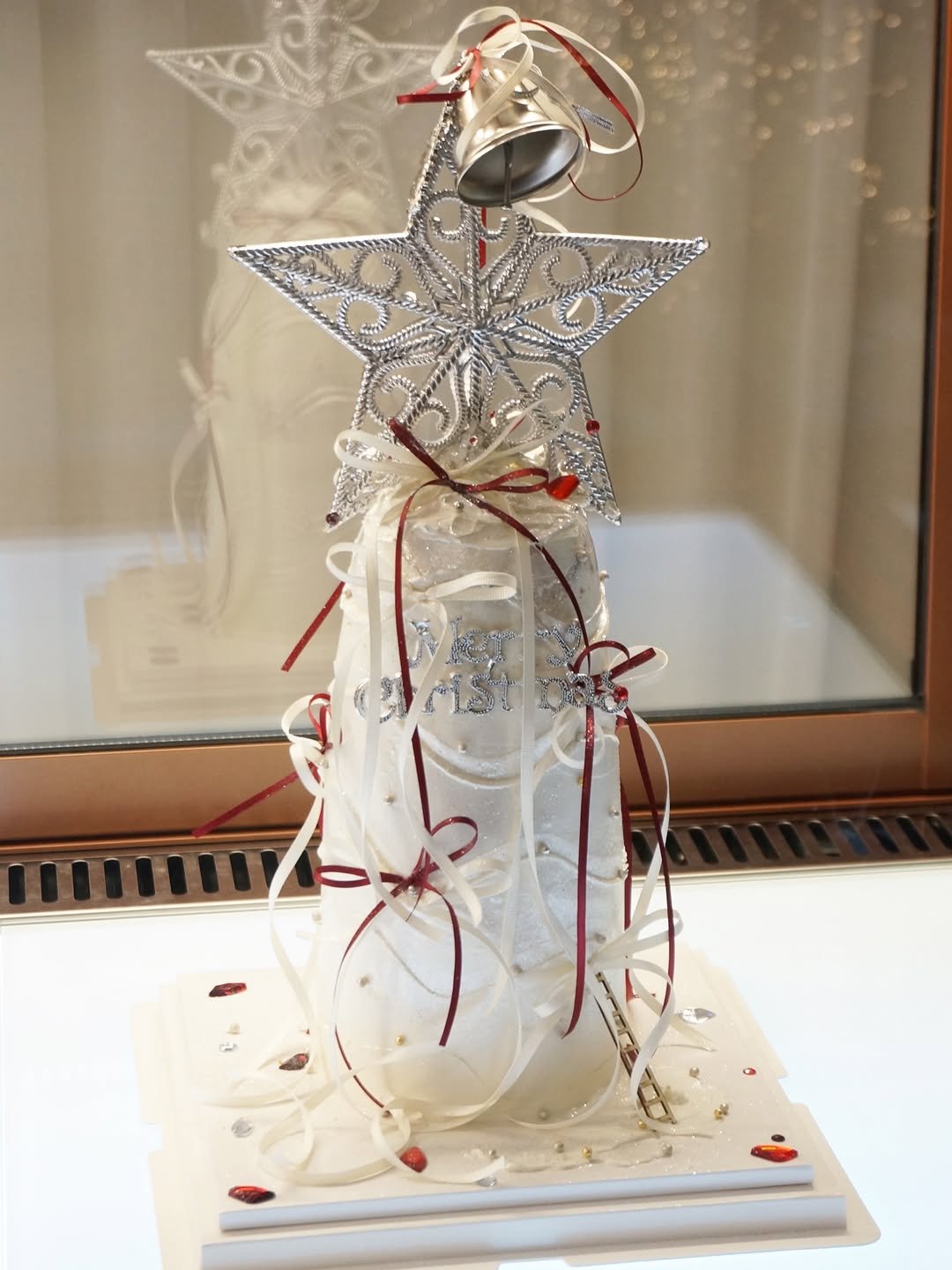 Photo shared by 세라케이크/어버이날케이크/크리스마스케이크/운정케이크/운정카페/파주케이크/플라워케이크 on December 03, 2025 tagging @sera_cake_, and @sera__cafe__. May be an image of christmas tree, tinsel and text.