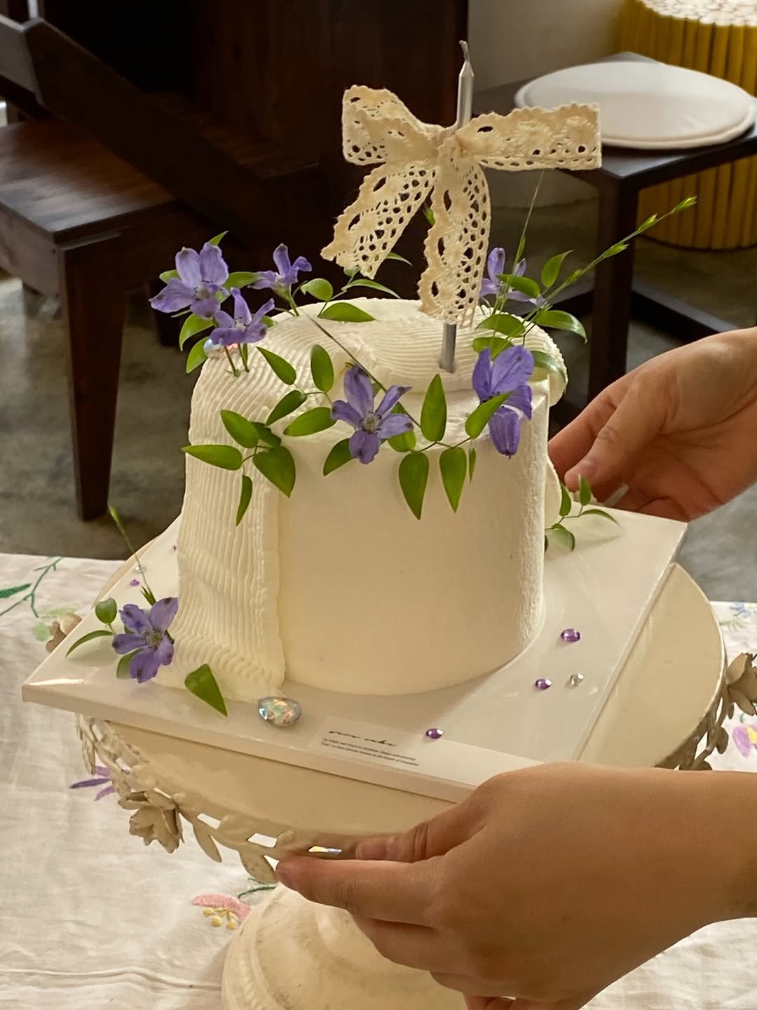 Photo shared by 세라케이크/어버이날케이크/크리스마스케이크/운정케이크/운정카페/파주케이크/플라워케이크 on March 29, 2026 tagging @sera_cake_, and @sera__cafe__. May be an image of wedding cake, French lavender, scorpion grass, prairie gentian and text.