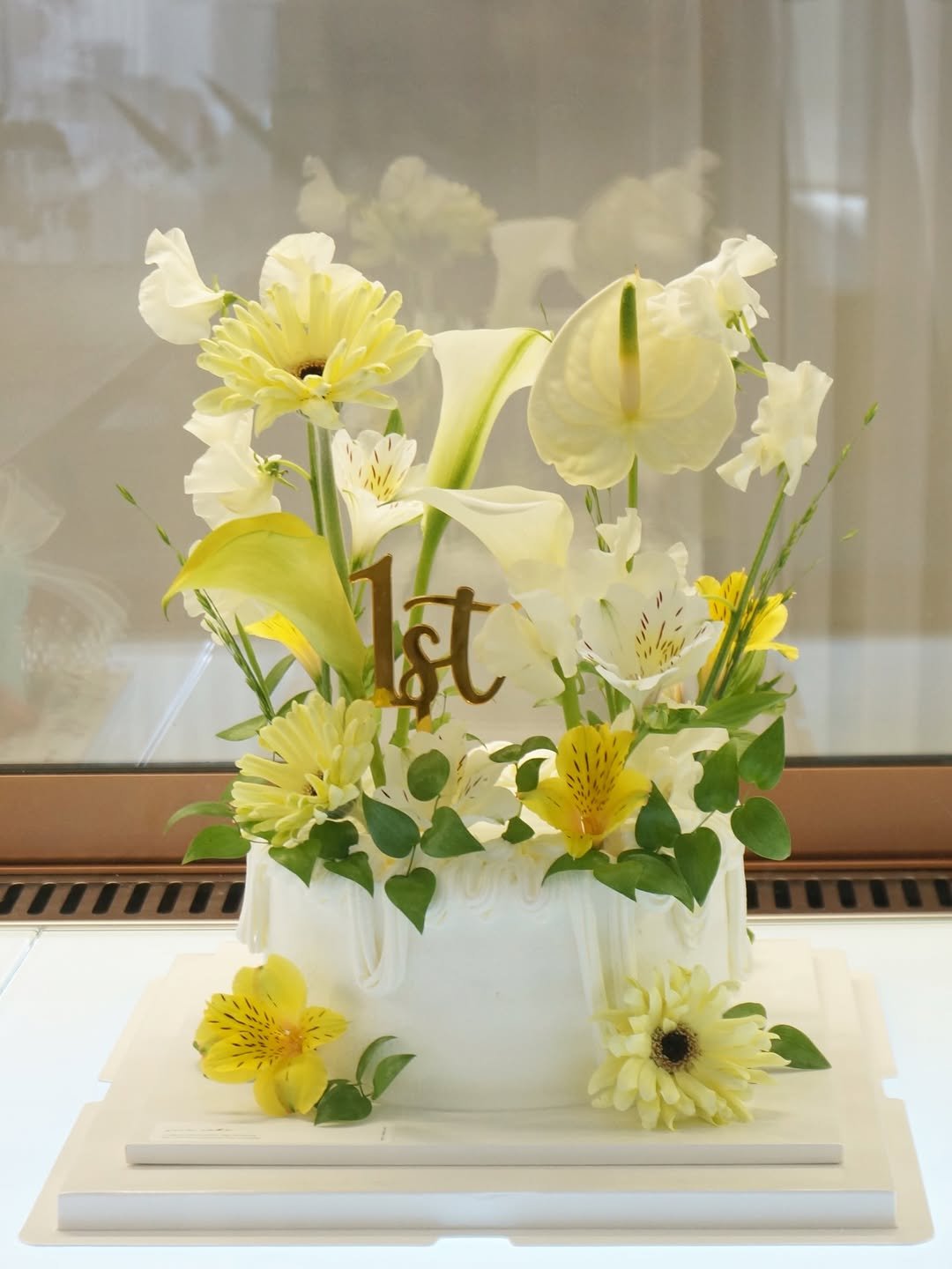 Photo shared by 세라케이크/어버이날케이크/크리스마스케이크/운정케이크/운정카페/파주케이크/플라워케이크 on March 15, 2026 tagging @sera_cake_. May be an image of wedding cake, flower arrangement, prairie gentian, lily and text that says 'st'.