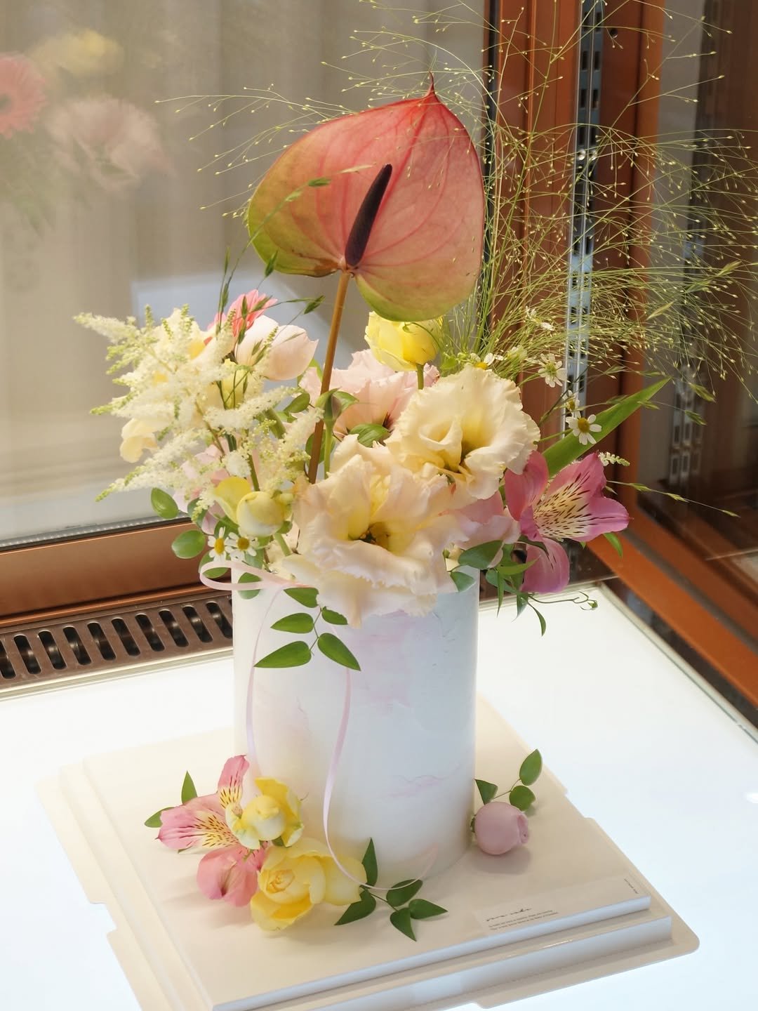 Photo shared by 세라케이크/어버이날케이크/크리스마스케이크/운정케이크/운정카페/파주케이크/플라워케이크 on November 09, 2025 tagging @sera_cake_. May be an image of wedding cake, flower arrangement, prairie gentian, amaranth and text.