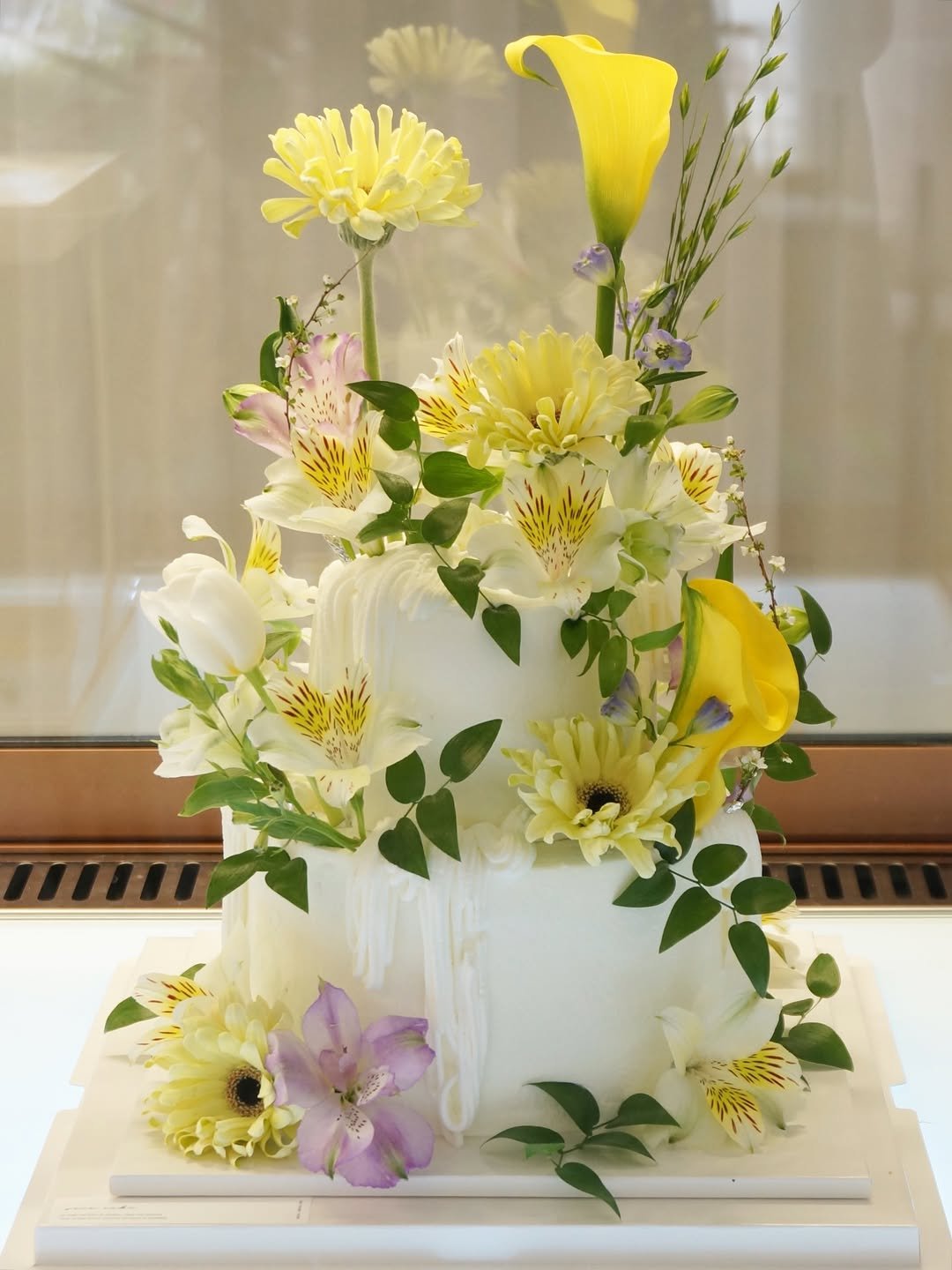 Photo shared by 세라케이크/어버이날케이크/크리스마스케이크/운정케이크/운정카페/파주케이크/플라워케이크 on April 17, 2026 tagging @sera_cake_. May be an image of wedding cake, flower arrangement, prairie gentian, lily and text.