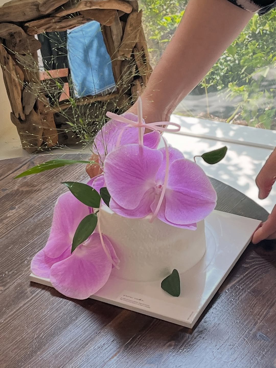 Photo shared by 세라케이크/어버이날케이크/크리스마스케이크/운정케이크/운정카페/파주케이크/플라워케이크 on September 27, 2025 tagging @sera_cake_, and @sera__cafe__. May be an image of wedding cake, prairie gentian and text.