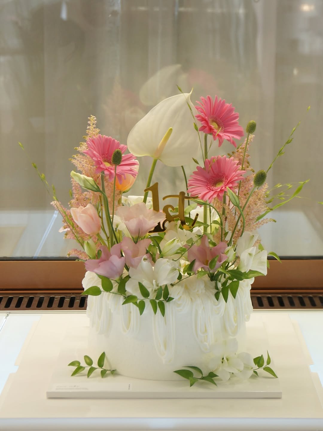 sera_cake_ 게시물 이미지: @sera_cake_ 

아이의 첫번째 생일을 축하하는 자리에 플라워생크림 케이크...