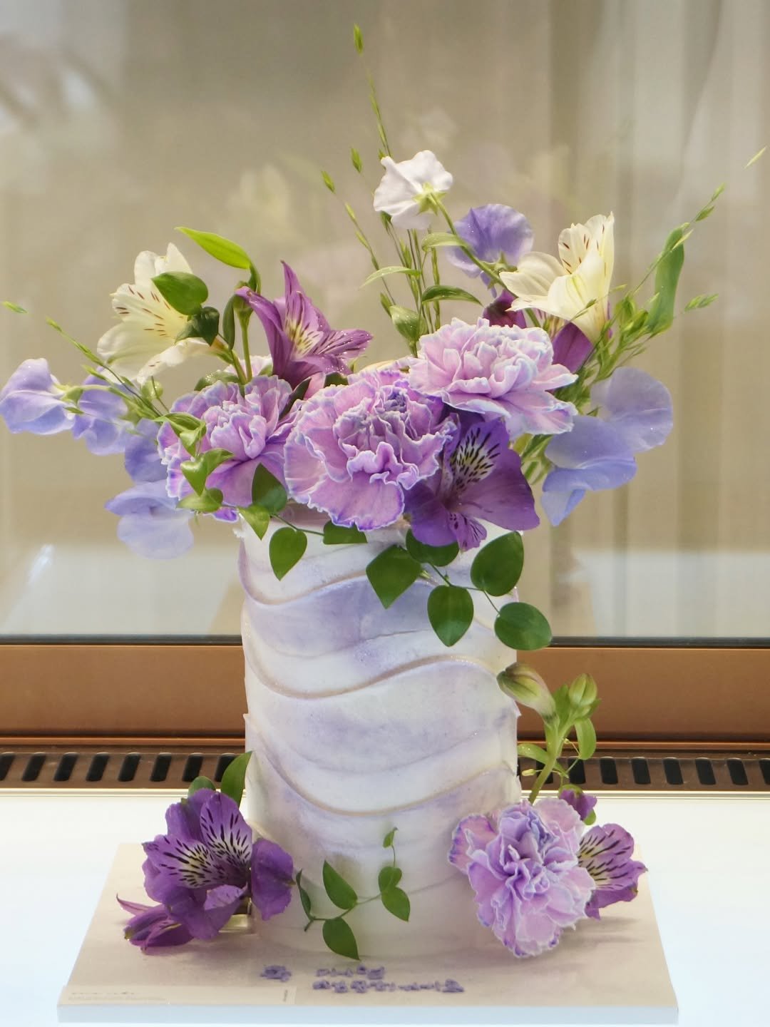 Photo shared by 세라케이크/어버이날케이크/크리스마스케이크/운정케이크/운정카페/파주케이크/플라워케이크 on March 18, 2026 tagging @sera_cake_. May be an image of wedding cake, prairie gentian and text.