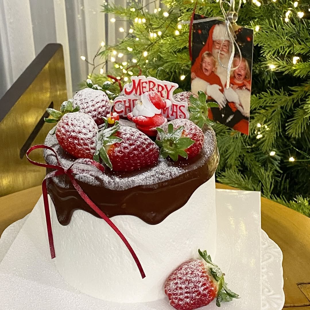 Photo shared by 세라케이크/어버이날케이크/크리스마스케이크/운정케이크/운정카페/파주케이크/플라워케이크 on December 01, 2025 tagging @sera_cake_, and @sera__cafe__. May be an image of strawberry, fruitcake, chocolate cake, cheesecake and text that says 'MERRY AS'.