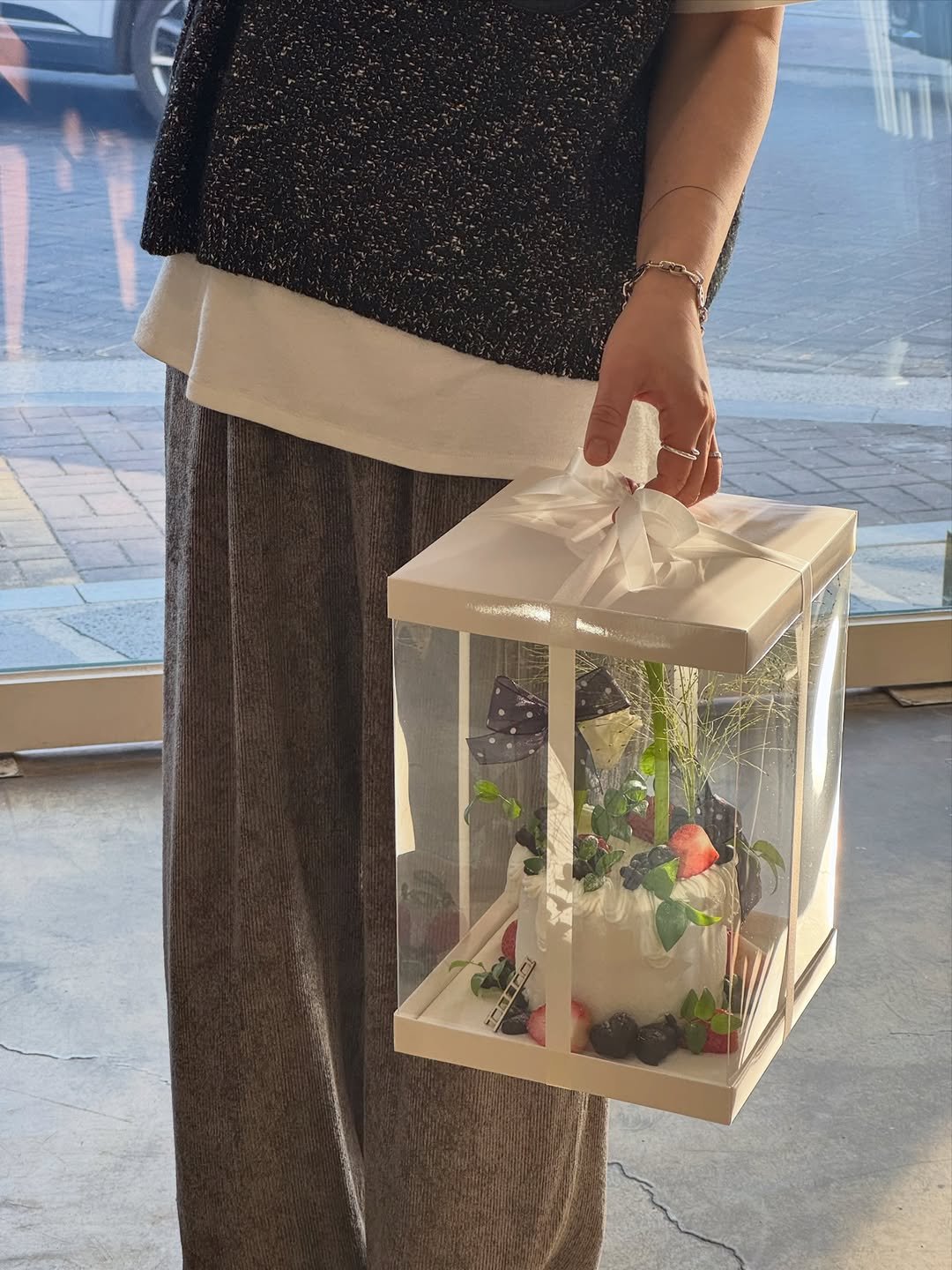 Photo shared by 세라케이크/어버이날케이크/크리스마스케이크/운정케이크/운정카페/파주케이크/플라워케이크 on February 27, 2026 tagging @sera_cake_, and @sera__cafe__. May be an image of cloche, strawberry, display case, hamper, flower arrangement, baby's-breath and text.