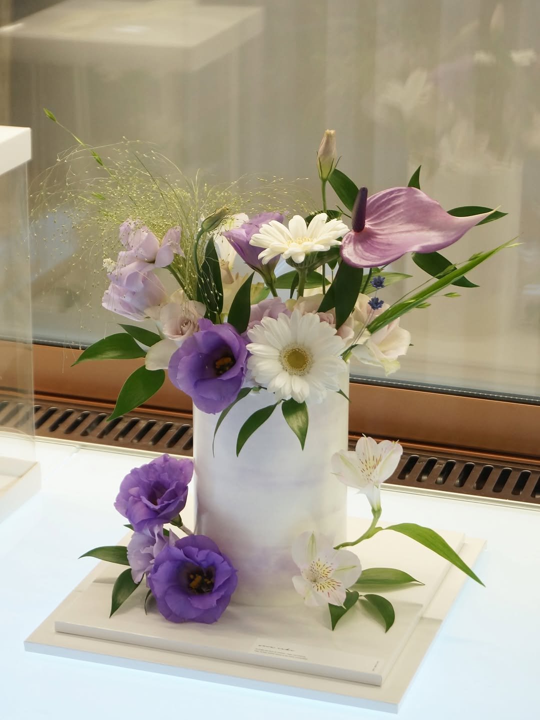 Photo shared by 세라케이크/어버이날케이크/크리스마스케이크/운정케이크/운정카페/파주케이크/플라워케이크 on October 04, 2025 tagging @sera_cake_. May be an image of wedding cake, flower arrangement, prairie gentian and text.