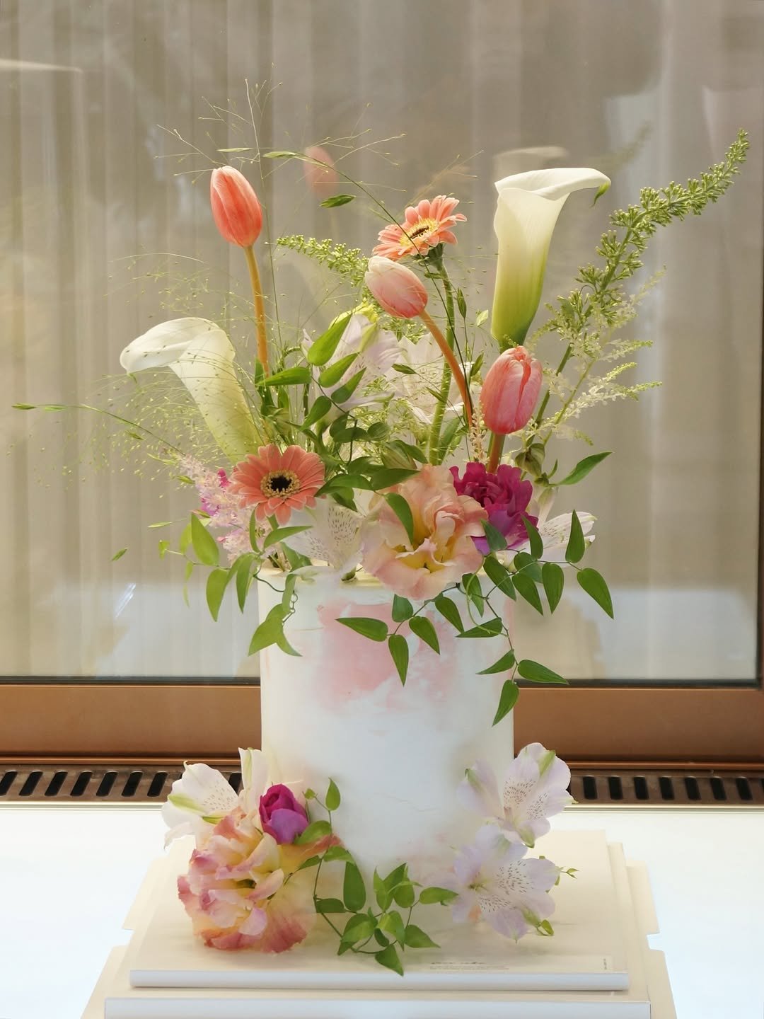 Photo shared by 세라케이크/어버이날케이크/크리스마스케이크/운정케이크/운정카페/파주케이크/플라워케이크 on October 21, 2025 tagging @sera_cake_. May be an image of wedding cake, flower arrangement, prairie gentian, amaranth, peony and text.