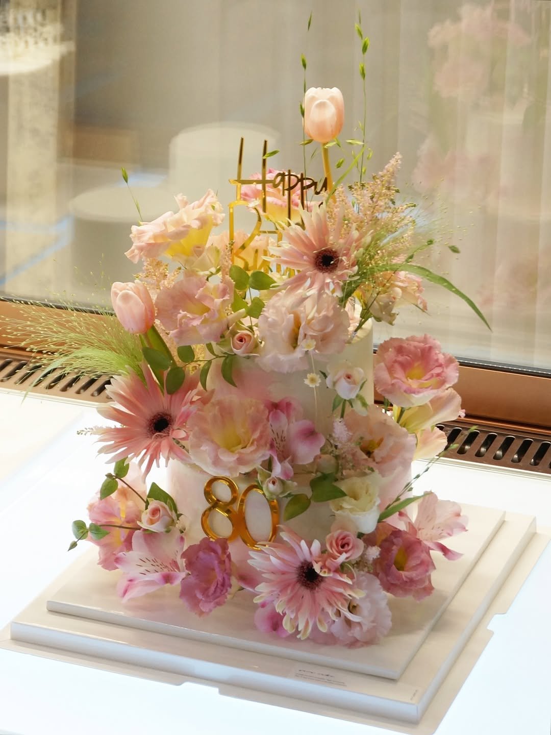 Photo shared by 세라케이크/어버이날케이크/발렌타인데이케이크/크리스마스케이크/운정케이크/파주케이크/플라워케이크 on September 22, 2025 tagging @sera_cake_. May be an image of wedding cake, flower arrangement, prairie gentian, peony, carnation and text.