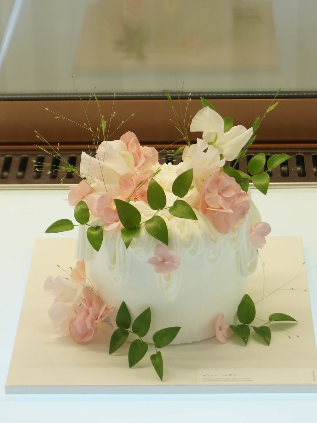 Photo shared by 세라케이크/어버이날케이크/크리스마스케이크/운정케이크/운정카페/파주케이크/플라워케이크 on December 30, 2025 tagging @sera_cake_, and @sera__cafe__. May be an image of wedding cake, flower arrangement, prairie gentian, peony, baby's-breath and text.