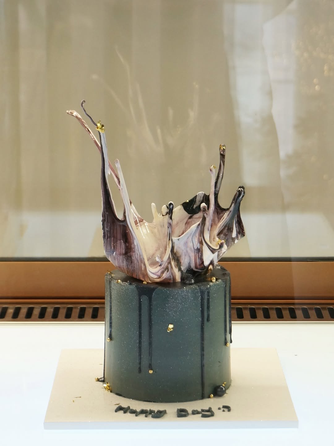 Photo shared by 세라케이크/어버이날케이크/크리스마스케이크/운정케이크/운정카페/파주케이크/플라워케이크 on December 08, 2025 tagging @sera_cake_. May be an image of wedding cake, chocolate cake and text.