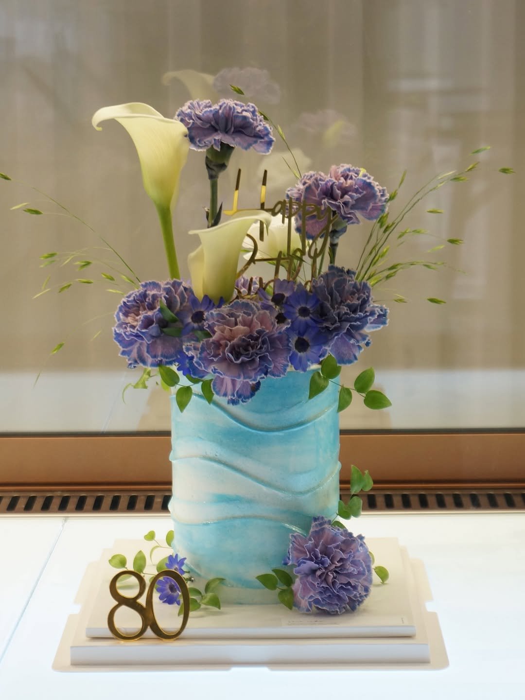 Photo shared by 세라케이크/어버이날케이크/크리스마스케이크/운정케이크/운정카페/파주케이크/플라워케이크 on March 01, 2026 tagging @sera_cake_. May be an image of wedding cake, flower arrangement, prairie gentian, lily of the Nile, carnation and text.