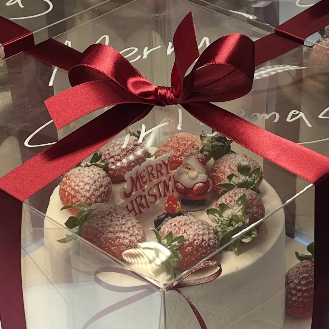 Photo shared by 세라케이크/어버이날케이크/크리스마스케이크/운정케이크/운정카페/파주케이크/플라워케이크 on December 24, 2025 tagging @sera__cafe__. May be an image of cake, fruitcake, strawberry, hamper, cheesecake and text.