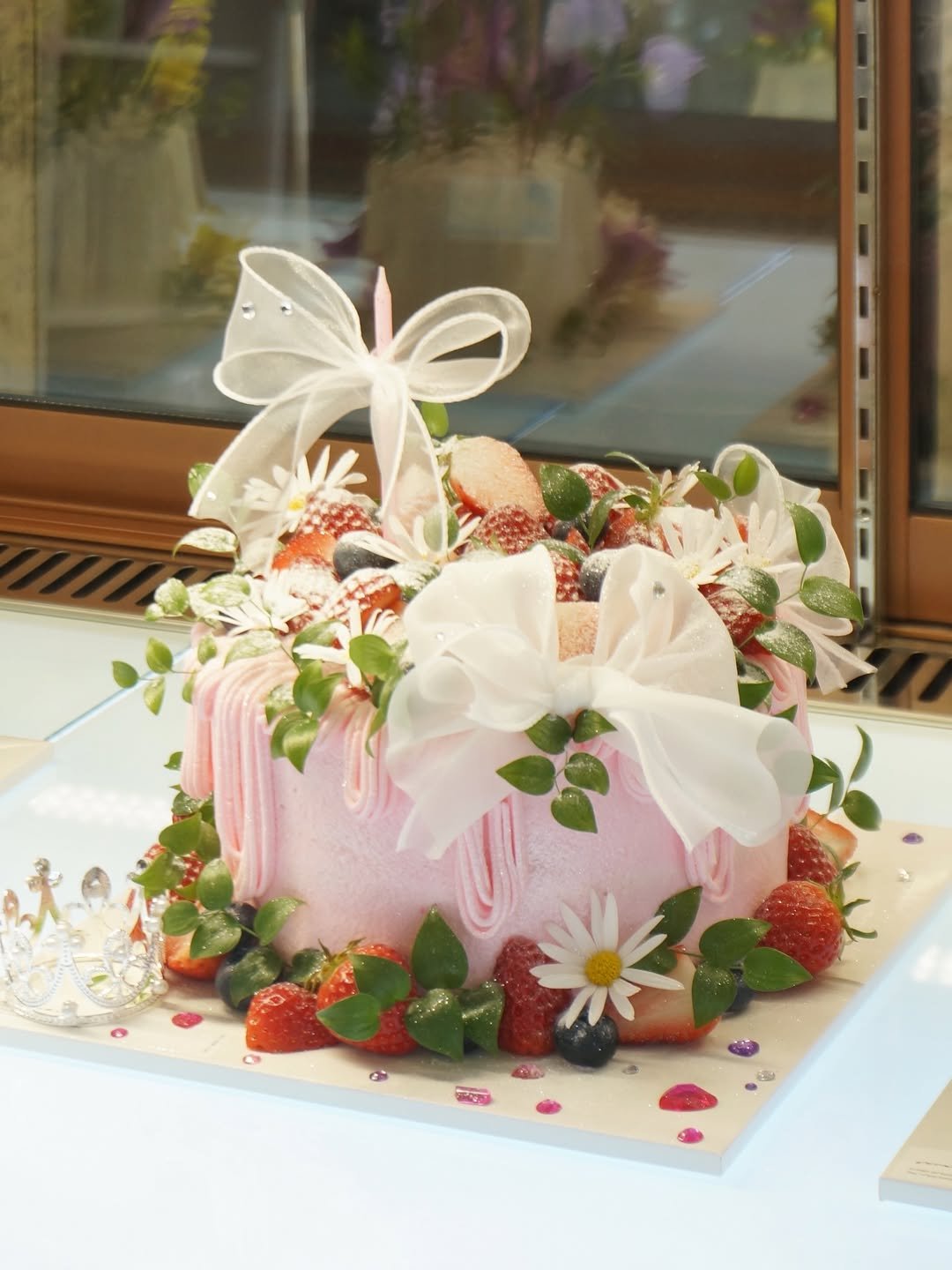 Photo shared by 세라케이크/어버이날케이크/크리스마스케이크/운정케이크/운정카페/파주케이크/플라워케이크 on March 08, 2026 tagging @sera_cake_. May be an image of wedding cake, strawberry, fruitcake and text.