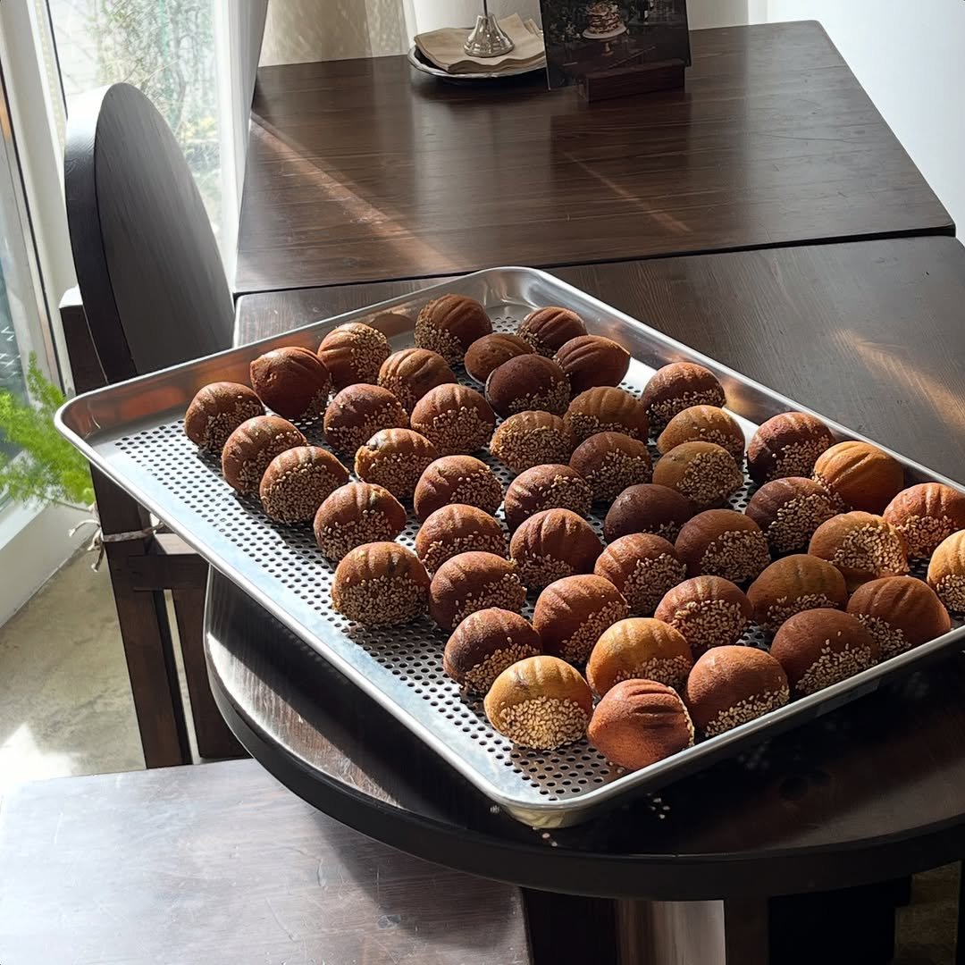 Photo shared by 세라케이크/어버이날케이크/크리스마스케이크/운정케이크/운정카페/파주케이크/플라워케이크 on October 04, 2025 tagging @sera_cake_, and @sera__cafe__. May be an image of coconut macaroon, muffin, pastry and text.