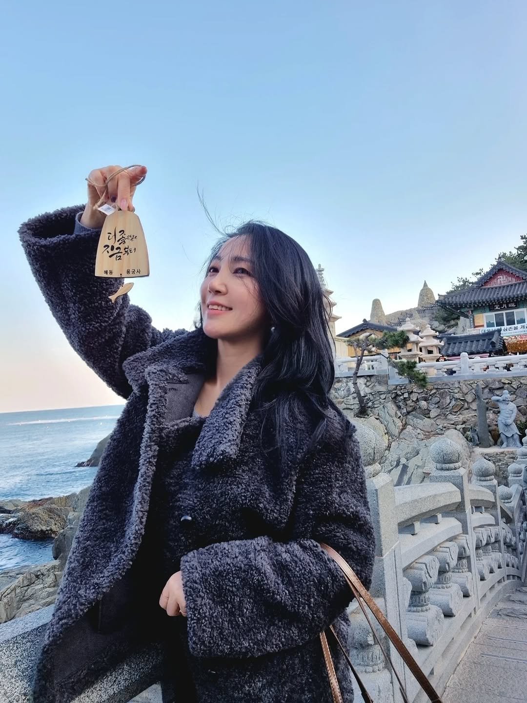 Photo by 세라마미🕊 꿈꾸는 하루, 도전하는 삶 on February 02, 2026. May be an image of duffle coat, wind chime and text.