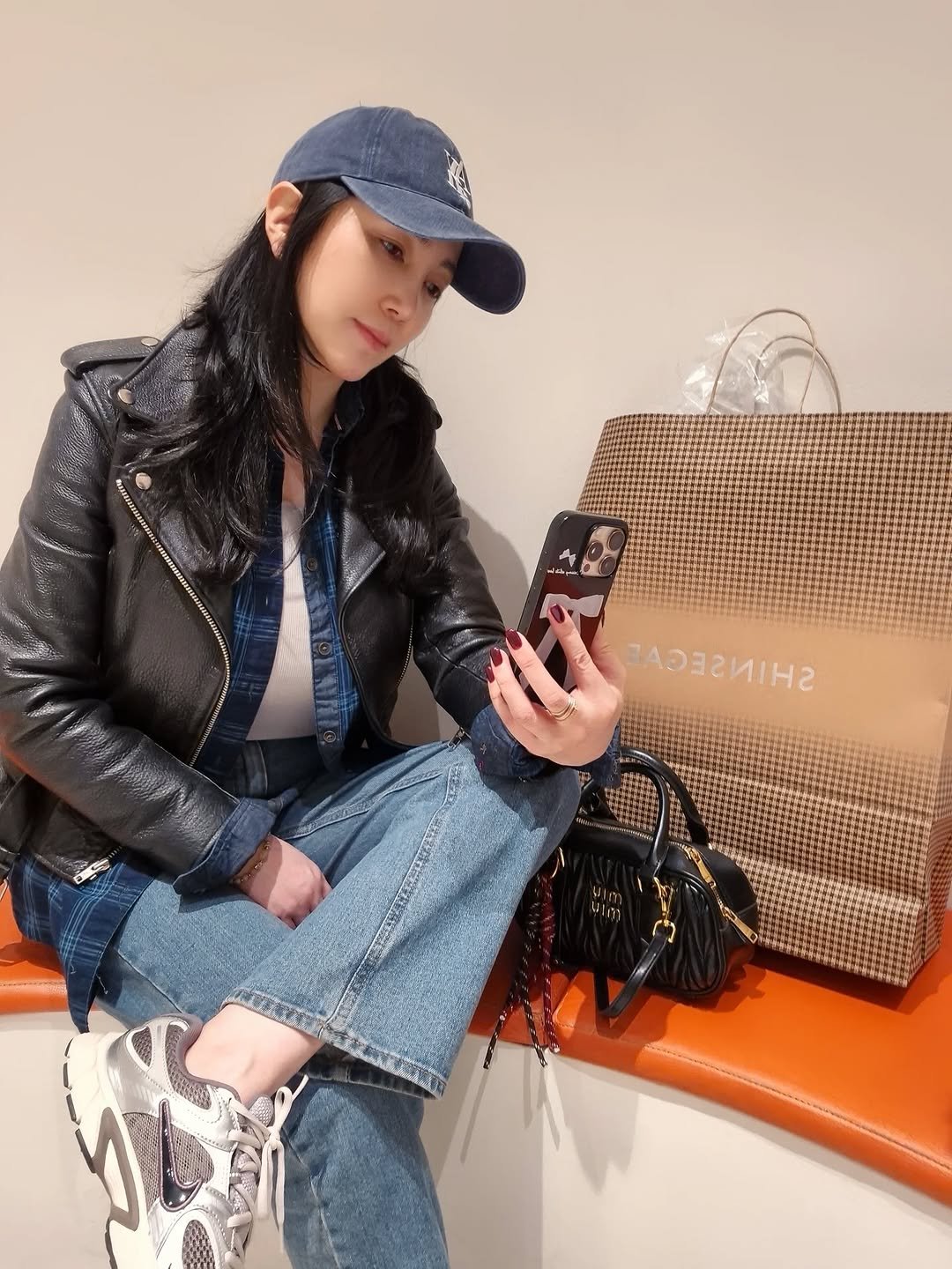 Photo by 세라마미🕊 꿈꾸는 하루, 도전하는 삶 on February 15, 2026. May be an image of phone, hat, jacket and text.