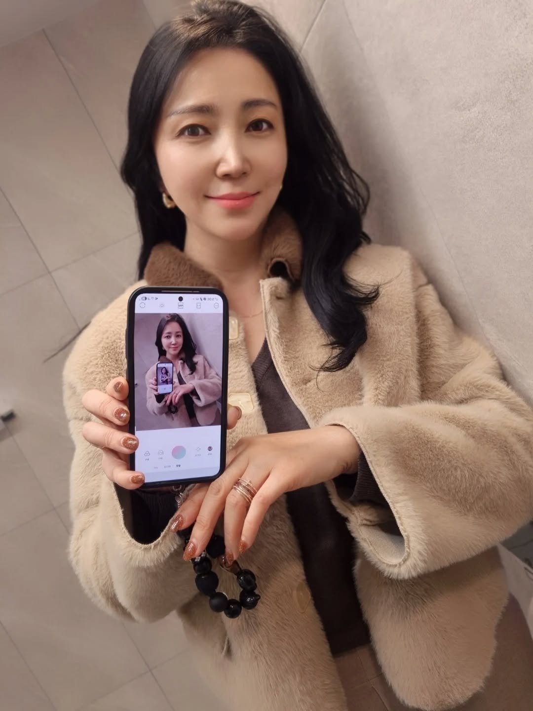 Photo shared by 세라마미🕊 꿈꾸는 하루, 도전하는 삶 on December 21, 2025 tagging @goldpang_official, and @goldpang_news. May be a selfie of one or more people, hair, duffle coat, goosedown coat, parka, top and text.