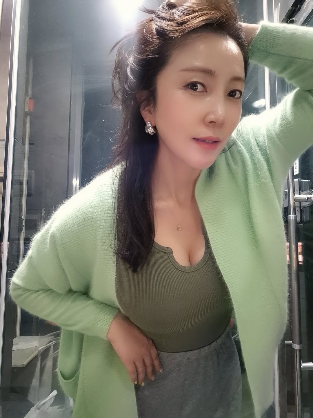 Photo by 세라마미🕊 꿈꾸는 하루, 도전하는 삶 on April 24, 2026. May be a selfie of one or more people, braids, top, cardigan and text.