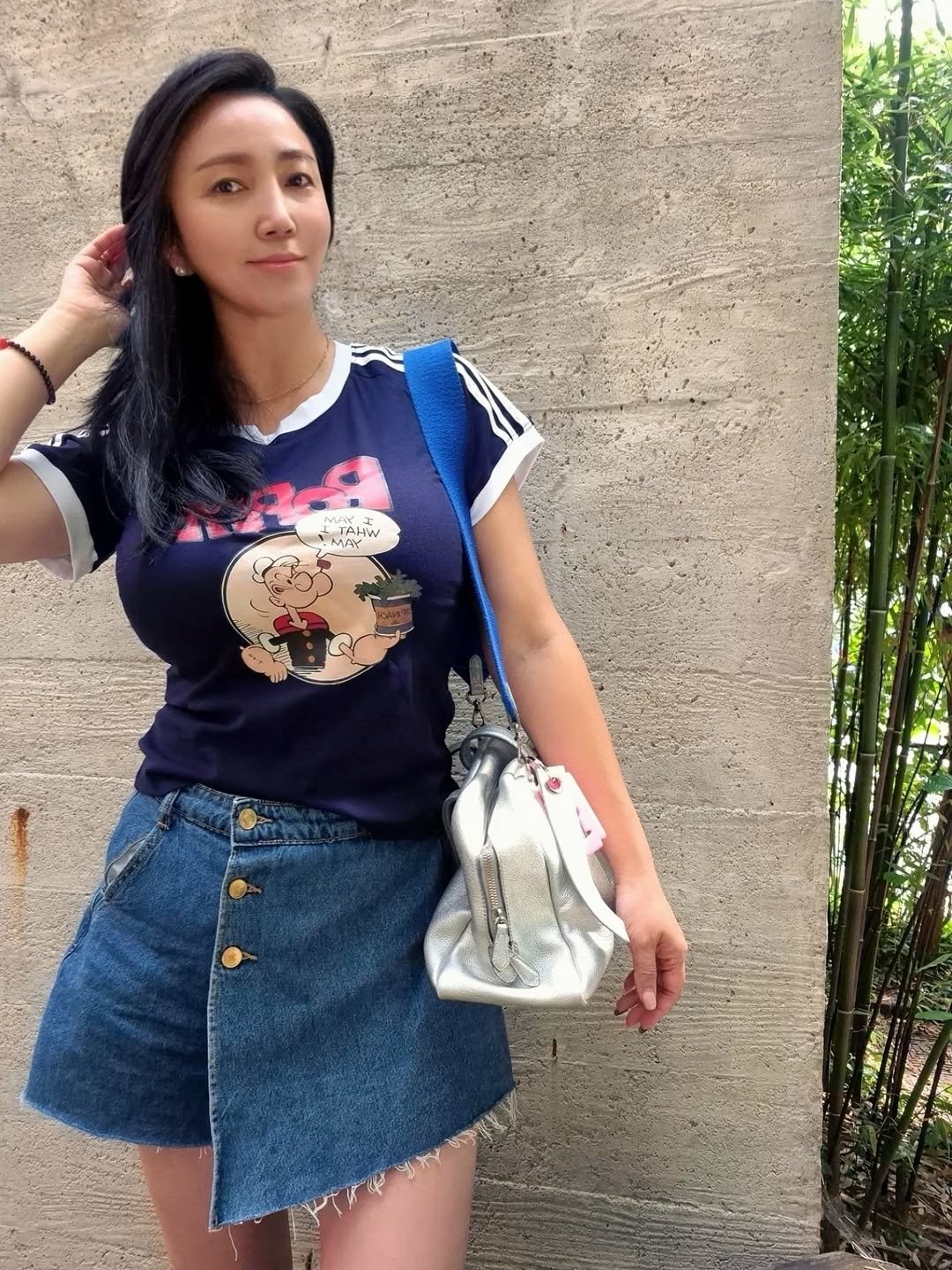 Photo by 세라마미🕊 꿈꾸는 하루, 도전하는 삶 on August 19, 2025. May be an image of 1 person, shorts, miniskirt, top and text that says 'CT TAHM T TAHW -MAY ቅልጅዝ'.