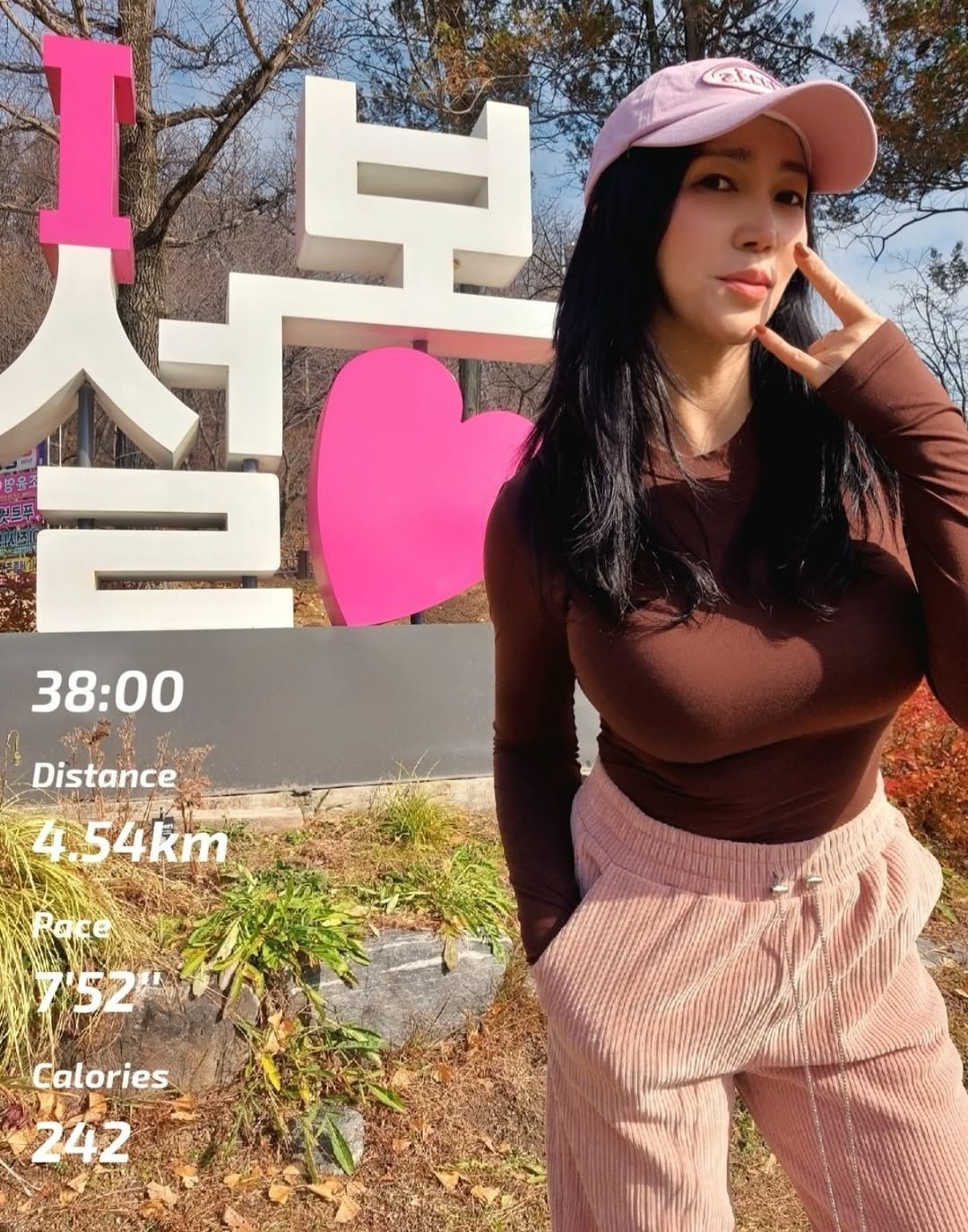 Photo by 세라마미🕊 꿈꾸는 하루, 도전하는 삶 on December 20, 2025. May be an image of one or more people, hat, top, turtleneck, outdoors and text that says '보 38:00 Distance 4.54km Rac Calories 242'.